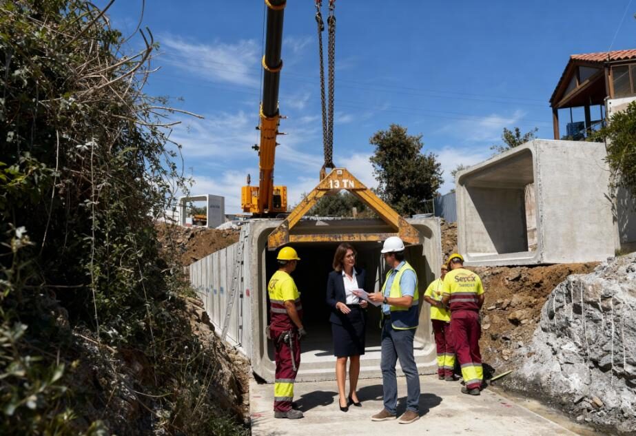 Trabajadores de Seucex e ingeniera asesorando a cliente