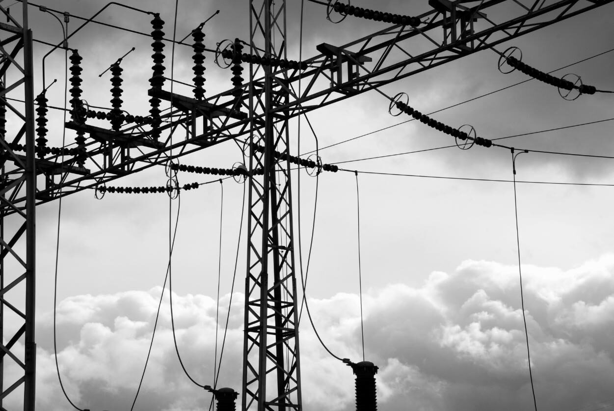 Antenas de electricidad y comunicaciones en blanco y negro
