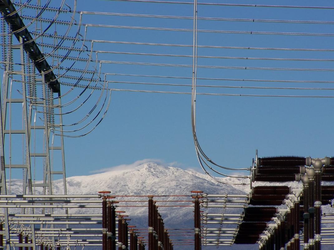 Fuente de energia con montaña nevada de fondo