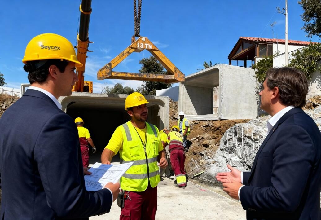 Ingenieros y trabajadores de Seycex dando asesoramiento al cliente en cuanto a permisos y certificados